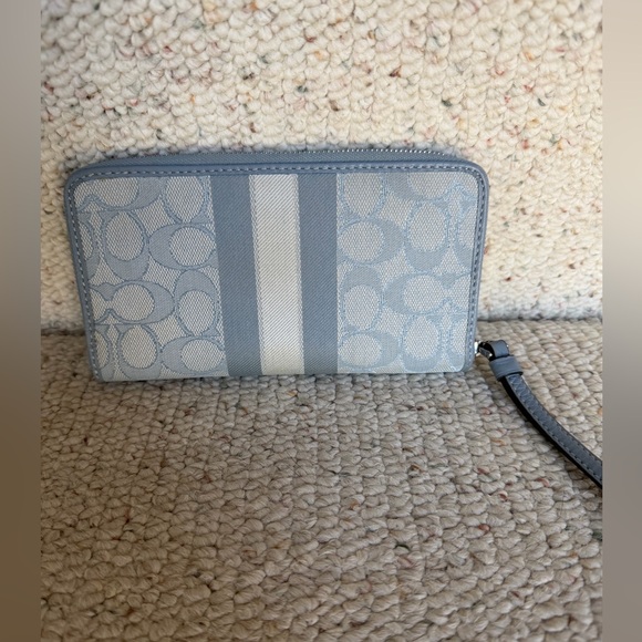 Coach Dempsey zip wallet- light blue - Picture 3 of 10